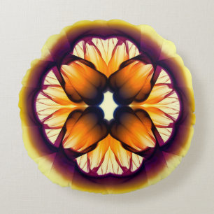 Weelderige kleurrijke decoratie rond kussen