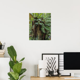 Weelderige varens die groeien op boomstronk botani poster