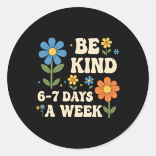 Wees aardig 6-7 dagen per week Grappige leraar 67 Ronde Sticker