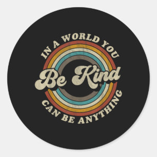 Wees Aardig In Een Wereld Waar Je Alles Kan Zijn V Ronde Sticker
