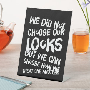 Wees aardig reclamebord met voetstuk