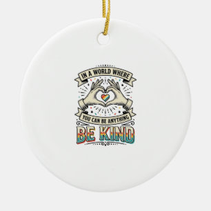 Wees Aardig Regenboog Hart Handen Vintage Shirt On Keramisch Ornament