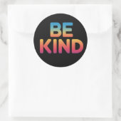 Wees aardig ronde sticker (Tas)