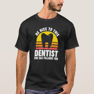 Wees aardig tegen deze tandarts die ze te veel den t-shirt