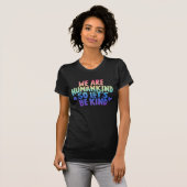 Wees aardig typografie met positieve quote over de t-shirt (Voorkant volledig)