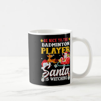 Wees aardig voor badmintonspeler Santa kijkt naar Koffiemok