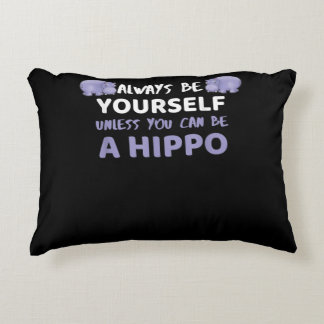 Wees altijd jezelf, tenzij je een hippo kunt zijn accent kussen