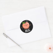 Wees bij Peach Funny Fruit Pun Dark BG Ronde Sticker (Envelop)
