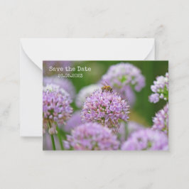 Wees blij met Paarse Allium Flower Save the Date Notitiekaartje