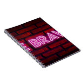 Wees dapper inspirerend quote neon effect text op notitieboek (Rechterzijde)