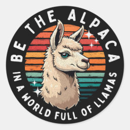 Wees de alpaca in een wereld vol lama's ronde sticker