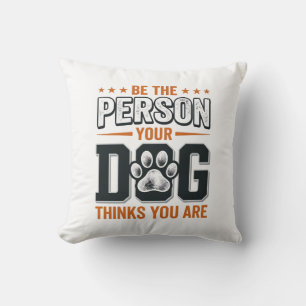 Wees de Persoon die je Hond Denkt dat je Bent T-sh Kussen