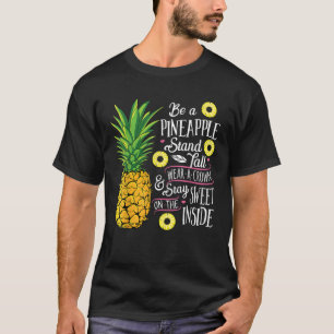 Wees een anananasstandaard Tall Draag een kroon en T-shirt