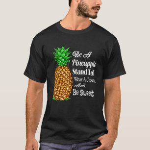 Wees een anananasstandaard Tall Draag een kroon en T-shirt