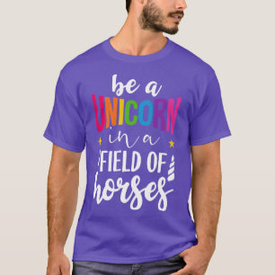 Wees een eenhoorn in een paardenveld t-shirt
