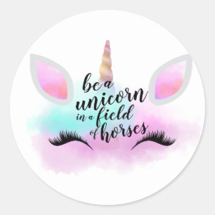 Wees een eenhoorn in een veld van paarden geperson ronde sticker