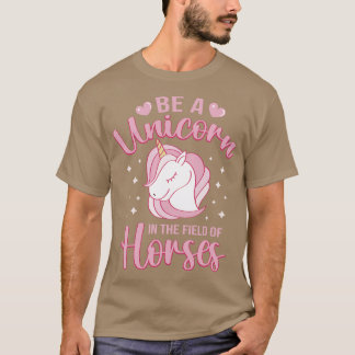 Wees een eenhoorn in het veld van paarden 2 t-shirt