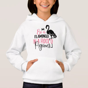 Wees een flamingo in een kudde duiven