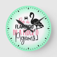 Wees een flamingo in een kudde duiven