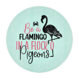 Wees een flamingo in een kudde duiven snijplank