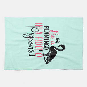 Wees een flamingo in een kudde duiven theedoek