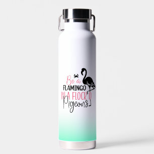 Wees een flamingo in een kudde duiven waterfles