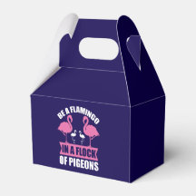 Wees een flamingo in een zwerm duiven