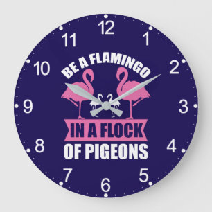Wees een flamingo in een zwerm duiven grote klok