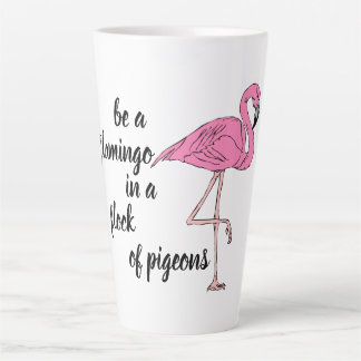 Wees een flamingo in een zwerm duiven latte mok