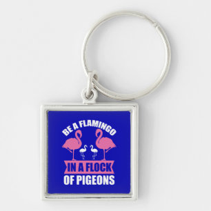 Wees een flamingo in een zwerm duiven sleutelhanger