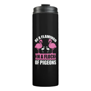 Wees een flamingo in een zwerm duiven thermosbeker