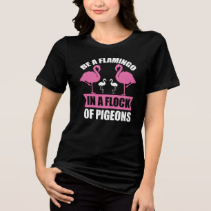 Wees een flamingo in een zwerm duiven Tri-Blend shirt