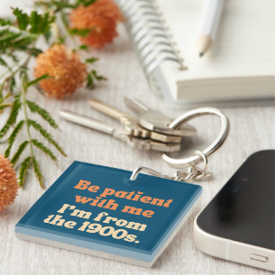 Wees geduldig met mij, ik kom uit de jaren 1900 sleutelhanger