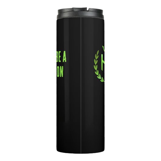 Wees geen Mok van Buffoon Traveler (Achterkant)