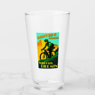 Wees geen roadie wild meisjes rijden mountainbikes glas