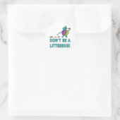 Wees geen vuilnisbakje! ronde sticker (Tas)