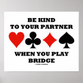 Wees gek op uw partner wanneer u Bridge afspeelt Poster (Voorkant)