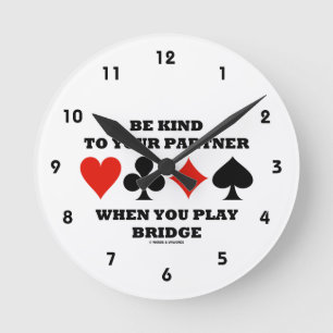 Wees gek op uw partner wanneer u Bridge afspeelt Ronde Klok