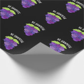 Wees Grappige Grape Bunch Pun Dark BG Cadeaupapier (Hoek)
