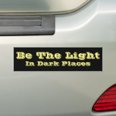 Wees het licht - op donkere plekken bumpersticker (Op auto)