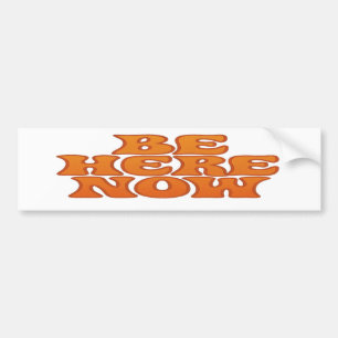 Wees hier nu retro psychedelische Wavy Oranje lett Bumpersticker