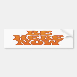 Wees hier nu retro psychedelische Wavy Oranje lett Bumpersticker