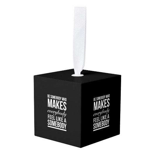 Wees iemand die iedereen het gevoel geeft kubus ornament (Voorkant hoekig)