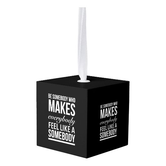 Wees iemand die iedereen het gevoel geeft kubus ornament (Achter hoekig)