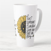 Wees iemands zonneschijn als de lucht grijs is latte mok (Rechterhoek)