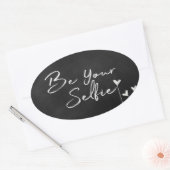 "Wees je selfie"-tekst op het bord Ovale Sticker (Envelop)
