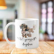 Wees jezelf Cute Dachshund puppy naast brievenbus