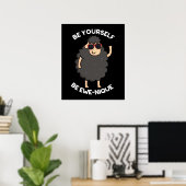 Wees jezelf een Ewenique Funny Sheep Pun Dark BG Poster (Thuiskantoor)