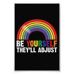Wees jezelf, zij passen zich aan LGBTQ Regenboog G Foto Afdruk