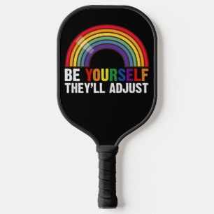 Wees jezelf, zij passen zich aan LGBTQ Regenboog G Pickleball Paddle